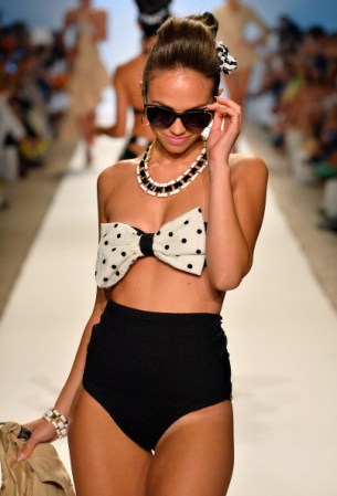 Una modelo presenta una creación de traje de baño de la diseñadora de moda Nicolita durante la Semana de la Moda Mercedes-Benz Swim 2014 en el hotel Raleigh, Miami Beach.