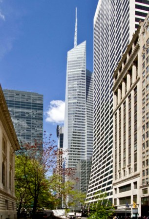 Bank of America Tower: Localizado en la Sexta Avenida y la calle 42, Nueva York. Fue construido en el 2009 y es una de las edificaciones más eficientes y ecológicas de la cuidad de Nueva York.