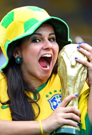 La fiesta del mundial es color, baile y bellezas. Aquí las fans más bellas de este mundial 2014.
