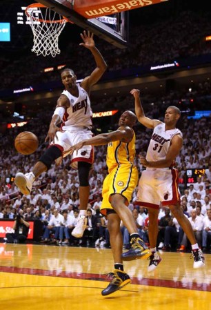 El Heat de Miami derrota espectacularmente a los Peacers de Indiana en tiempo extra 103-102 con soberbia canasta de Lebron James.