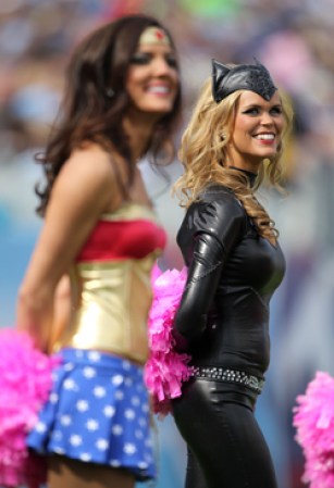Heroína y villana en el campo de juego: Mujer Maravilla y Gatúbela a puro baile y sensualidad, celebrando Halloween y alentando a sus equipos.