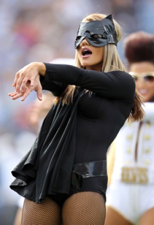 Y la sensualidad de la noche de brujas también alcanzó los campos de juego. Una porrista disfrazada de Gatúbela baila en un partido de la NFL en Nashville, Tennessee.