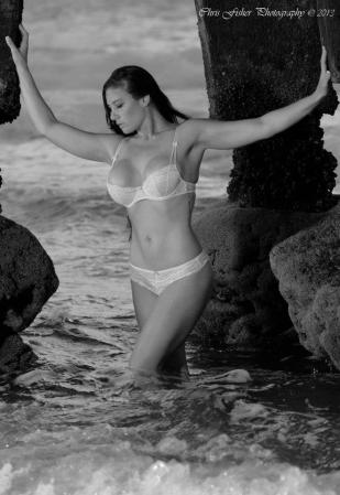 Victoria Valentine James tuvo que renunciar a ser maestra de inglés debido a que se dieron a conocer sus fotos picantes en internet. Y ahora vende sus encantos al desnudo.