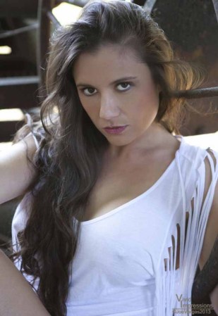 Victoria Valentine James tuvo que renunciar a ser maestra de inglés debido a que se dieron a conocer sus fotos picantes en internet. Y ahora vende sus encantos al desnudo.