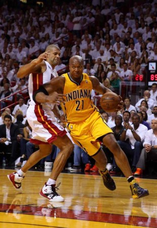 El Heat de Miami derrota espectacularmente a los Peacers de Indiana en tiempo extra 103-102 con soberbia canasta de Lebron James.