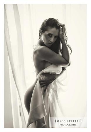 Victoria Valentine James tuvo que renunciar a ser maestra de inglés debido a que se dieron a conocer sus fotos picantes en internet. Y ahora vende sus encantos al desnudo.