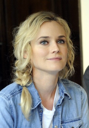 La guapa actriz alemana Diane Kruger recogió su cabello con una trenza informal de lado y mechas sueltas. ¡Es una buena opción si no tienes mucho tiempo para peinarte!