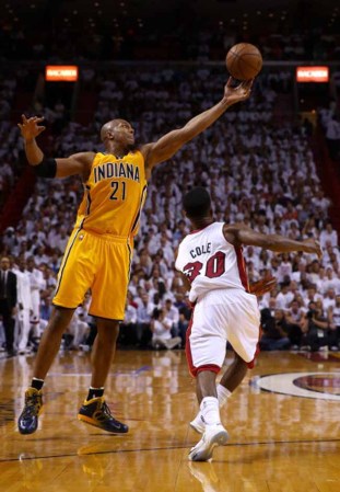 El Heat de Miami derrota espectacularmente a los Peacers de Indiana en tiempo extra 103-102 con soberbia canasta de Lebron James.