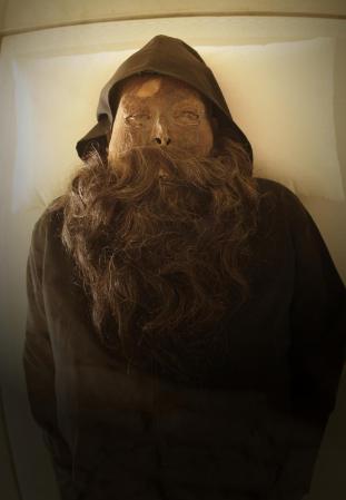 Momia de un monje maronita libanés. Su nombre fue Estephen Nehmeh y vivió de 1889 a 1938. De acuerdo a la iglesia católica, sus restos están momificados naturalmente y ya fue beatificado por el papa Benedicto 16.