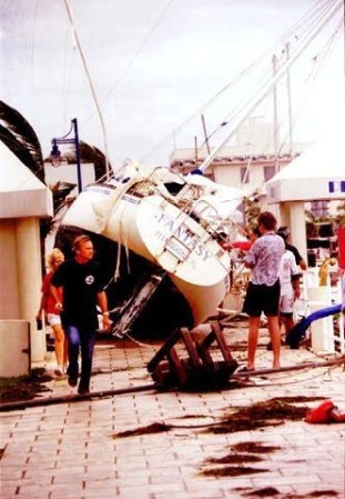Así dejó el huracán Andrew a esta barcaza el 24 de agosto de 1992, al llegar al sur de Florida con vientos de 160 millas por hora.