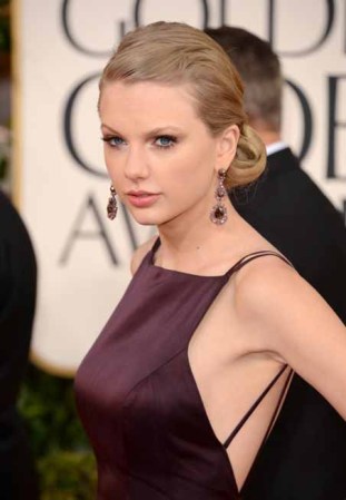 El segundo single de Taylor Swift “Teardrops on my guitar”, fue lanzado el 24 de febrero de 2007. Se trata de una canción en la que expresa cómo se sentía cuando el chico al que quería no paraba de decirle lo enamorado que estaba de su novia. El segundo single llegó a lo más alto en el verano de 2007, alcanzando el puesto número 2 en las listas de country y el puesto 33, en el Billboard Top 100.