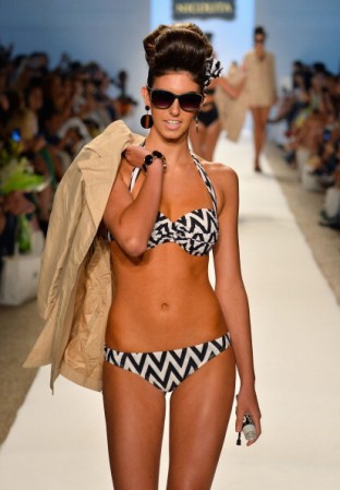 Una modelo presenta una creación de traje de baño de la diseñadora de moda Nicolita durante la Semana de la Moda Mercedes-Benz Swim 2014 en el hotel Raleigh, Miami Beach.