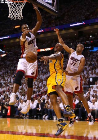 El Heat de Miami derrota espectacularmente a los Peacers de Indiana en tiempo extra 103-102 con soberbia canasta de Lebron James.