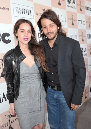 Una vez más Camilia Sodi y Diego Luna, ahora en un evento realizado en California. Ella con una chamarra de cuero y vestido y él ccon su imagen ya clásica.