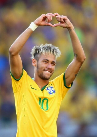 Neymar celebra la victoria de Brasil.