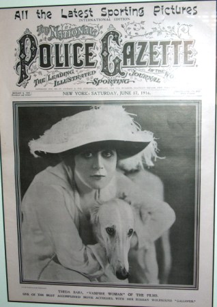 Ya desde muy temprano la industria del cine aportó el encanto (y los escándalos) de los actores y actrices como, en la imagen, Theda Bara.