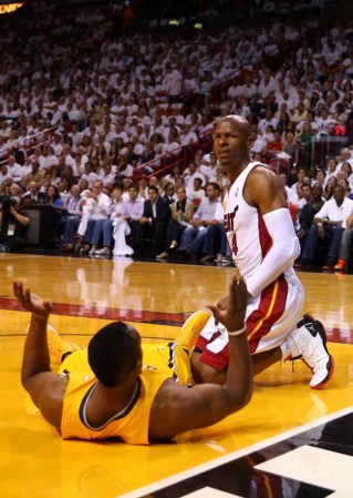 MIAMI, FL - MAY 22: El Heat de Miami derrota espectacularmente a los Peacers de Indiana en tiempo extra 103-102 con soberbia canasta de Lebron James.
