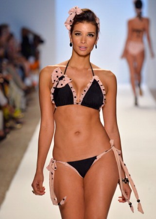 Una modelo presenta una creación de traje de baño de la diseñadora de moda Nicolita durante la Semana de la Moda Mercedes-Benz Swim 2014 en el hotel Raleigh, Miami Beach.
