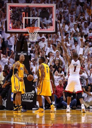 El Heat de Miami derrota espectacularmente a los Peacers de Indiana en tiempo extra 103-102 con soberbia canasta de Lebron James.