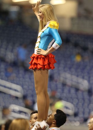 Las porristas de la NFL y del "football" universitario asombran con su belleza y su energía.