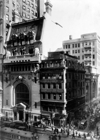 Un recuento en fotos de la famosa “Década Loca” de Nueva York, donde la moda, la música y el capitalismo transformaron a la Gran Manzana en la potencia mundial que es hoy en día.