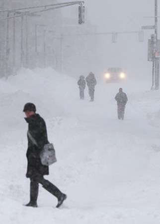 Efectos de una poderosa tormenta en el área tri-estatal de Nueva York, que dejó a su paso más de un pie de nieve.