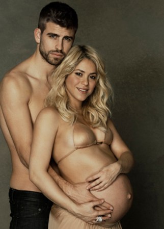 16 DE ENERO, 2013: El bombazo de Barranquilla y jugador del Barça nos regalan unas fotos muy tiernas y sensuales.