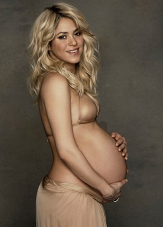 En esta foto Shakira sostiene su pancita felizmente.