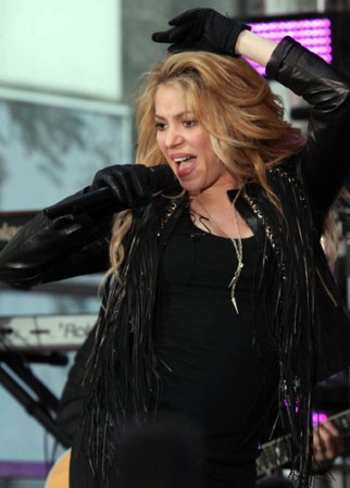 La estrella colombiana retorna por todo alto a los escenarios ante el lanzamiento de su nuevo disco, y tras convertirse en madre. Presentación de Shakira en el show “Today” en la Plaza Rockefeller de Nueva York.
