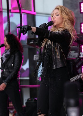 La estrella colombiana retorna por todo alto a los escenarios ante el lanzamiento de su nuevo disco, y tras convertirse en madre. Presentación de Shakira en el show “Today” en la Plaza Rockefeller de Nueva York.