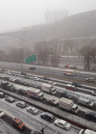 Una poderosa tormenta de nieve azota al área tri estatal de Nueva York.