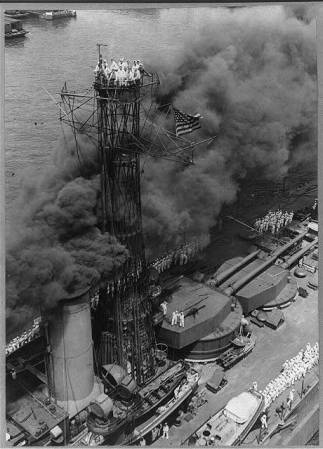 El USS Wyoming, dejando el puerto de New York.
