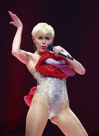 Miley fue fiel a su polémico estilo de siempre.