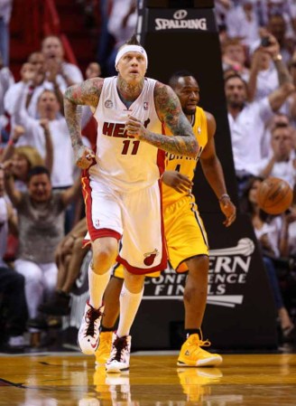El Heat de Miami derrota espectacularmente a los Peacers de Indiana en tiempo extra 103-102 con soberbia canasta de Lebron James.