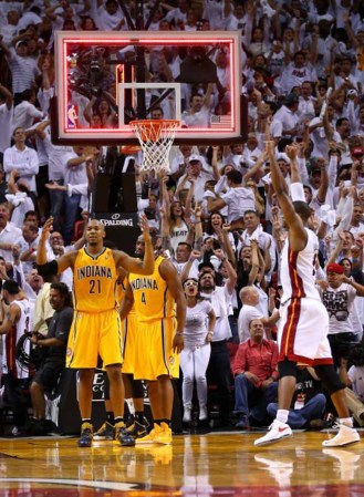 El Heat de Miami derrota espectacularmente a los Peacers de Indiana en tiempo extra 103-102 con soberbia canasta de Lebron James.