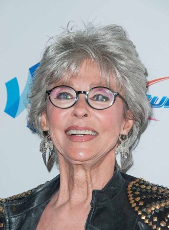 Beso explosivo entre J.Lo y Rita Moreno.