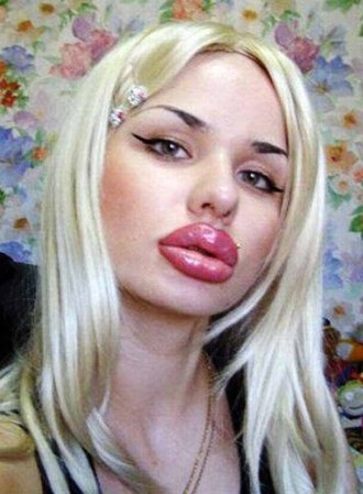 "Creo que me veo fantástica y me hace feliz. A veces gente que no conozco me grita cosas en la calle, como cuando me dicen "labios grandes", pero no me importa.