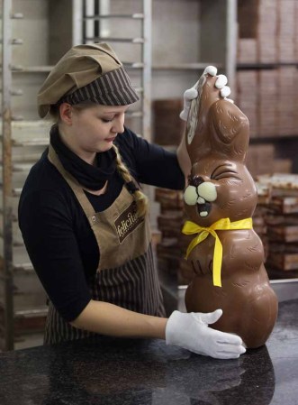 Estas son las manos que crean los mejores conejitos de Pascua de chocolate.