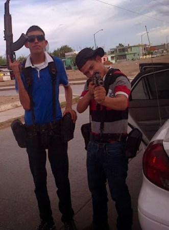 Fotos de presuntos sicarios del narcotrafico en Nuevo Laredo, Tamaulipas, México, difundidas por la página web Blog del Narco.