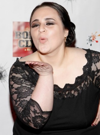 Nikki Blonsky. La protagonista del musical Hairspray es dulce y atractiva. Aunque algunos pueden encontrar su 1,48 mts de estatura y 71 kilos de peso fuera de los cánones, lo cierto es que Nikky es aclamada por su público y tiene muchos pretendientes.