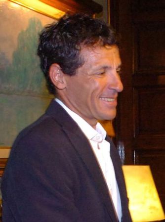 Juan Curuchet: Ciclista argentino, ganador de medalla de oro en los juegos olimpicos de Pekin 2008.