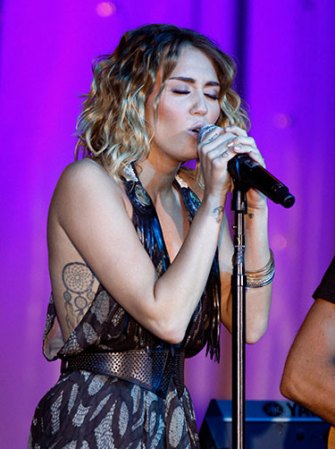 Miley Cyrus. Cantante de Tennessee, que a paso acelerado va dejando la inocencia atrás, tiene varios tatuajes, entre ellos un atrapa sueños en el costado.