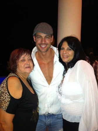 "Con mi mama y mima (abuela) disfrutando .. Gracias a todas las madres y abuelas por ese cariño incondicional q nos dan", escribió en su cuenta de Twitter.