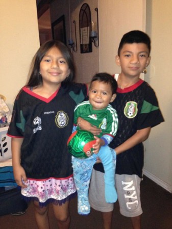 Mis nenes apollando nuestra seleccion mexicana