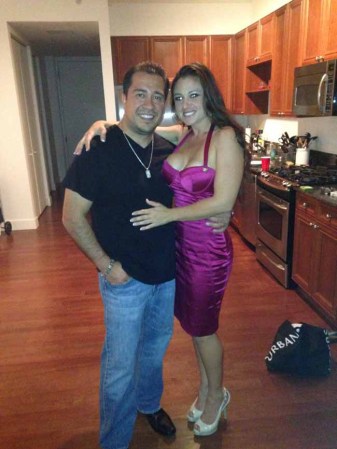 Victoria Valentine James tuvo que renunciar a ser maestra de inglés debido a que se dieron a conocer sus fotos picantes en internet. Y ahora vende sus encantos al desnudo.