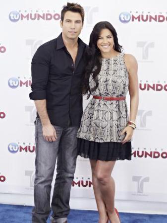 Rafael Amaya posando con Gaby Espino quien luce un hermoso vestido corto con hombros al descubierto.