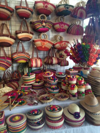 Bolsos y tortilleros tejidos de palma.