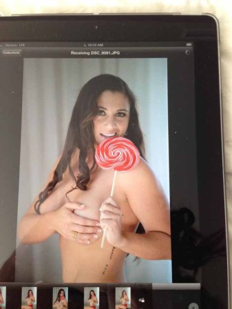 Victoria Valentine James tuvo que renunciar a ser maestra de inglés debido a que se dieron a conocer sus fotos picantes en internet. Y ahora vende sus encantos al desnudo.