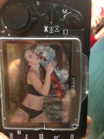 Victoria Valentine James tuvo que renunciar a ser maestra de inglés debido a que se dieron a conocer sus fotos picantes en internet. Y ahora vende sus encantos al desnudo.