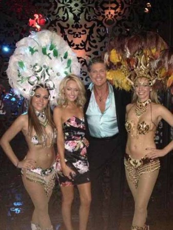 El actor David Hasselhoff, de 'Baywatch', despidió al año a lo grande.